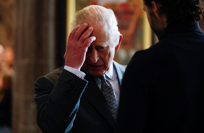 متظاهر يضع الملك تشارلز في موقف علني محرج بسؤال عن فضيحة الأمير أندرو والمجرم الجنسي إبستين (فيديو)