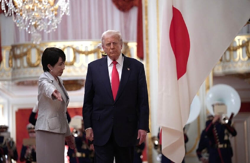 هدية شخصية من اليابان تلامس قلب ترامب (فيديو)