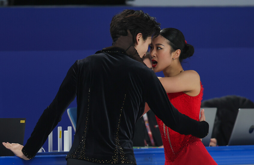 الاتحاد الدولي للتزلج يحقق مع ثنائي صيني بسبب "صاروخ عابر للقارات"