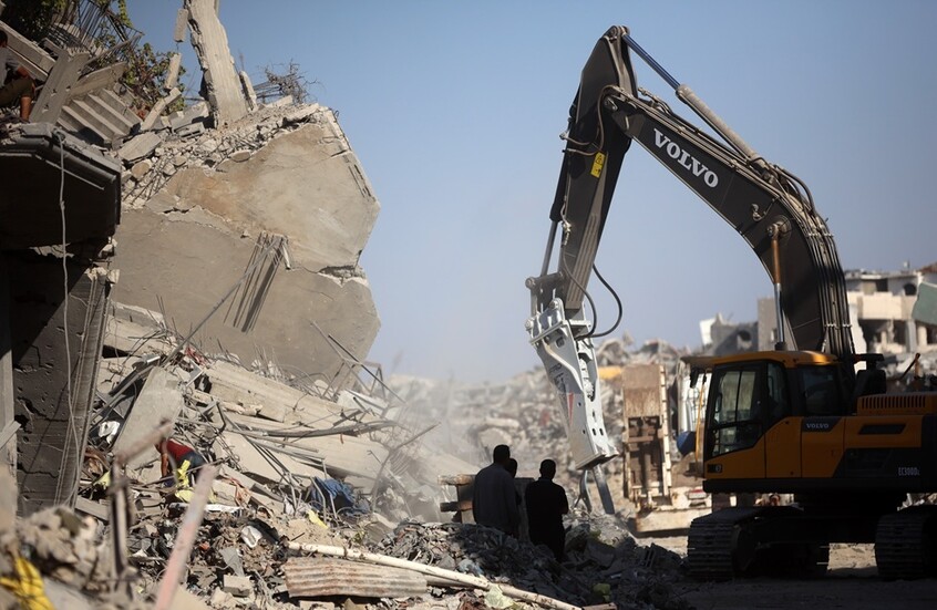  بلدية غزة تحذر من كارثة بيئية وصحية بسبب تراكم النفايات ومياه الصرف