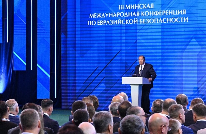 وزير الخارجية الروسي سيرغي لافروف يلقي كلمة في المؤتمر الدولي الثالث للأمن الأوراسي في مينسك، 28 أكتوبر 2025