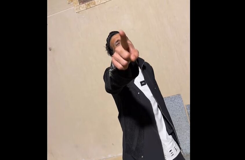 ظهور مطرب مصري عقب خروجه من السجن يثير تساؤلات