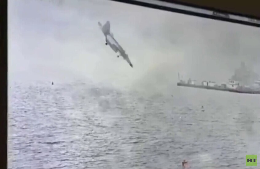 لحظة سقوط المقاتلة الأمريكية "F/A-18E/F" في بحر الصين الجنوبي