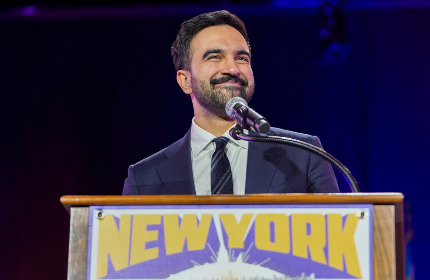 فنان أمريكي شهير يشتم ويهاجم مرشح عمدة نيويورك المسلم زهران ممداني