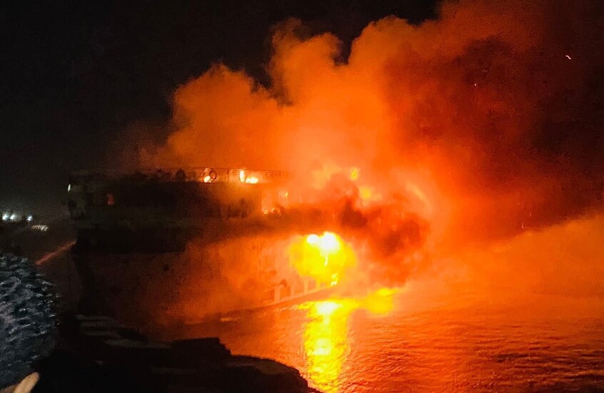 مصر.. حريق هائل يلتهم مركبة نيلية تحمل 220 سائحا (فيديو)