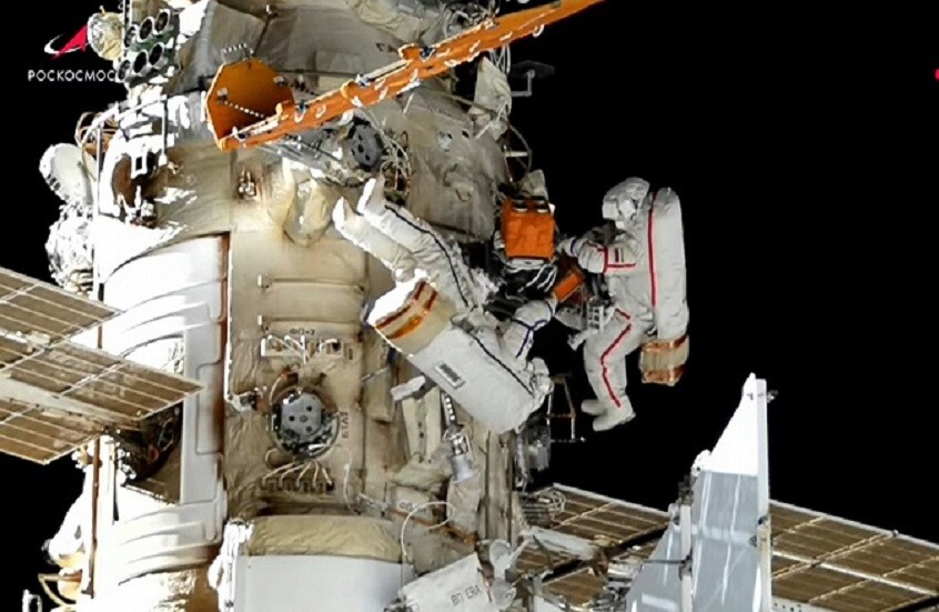 "لأول مرة في التاريخ".. رواد فضاء روس يزرعون بلورات في الفضاء المفتوح