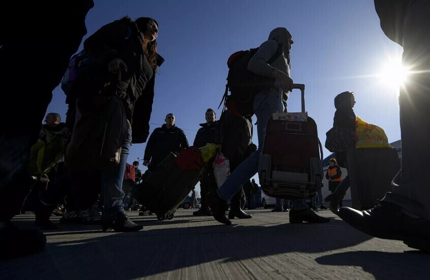 "بوليتيكو": استياء في بولندا وألمانيا من تدفق اللاجئين الأوكرانيين الذكور