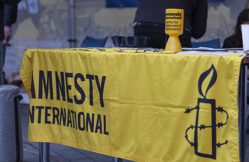 "العفو الدولية": الضربة الأمريكية لسجن في اليمن قد تكون جريمة حرب