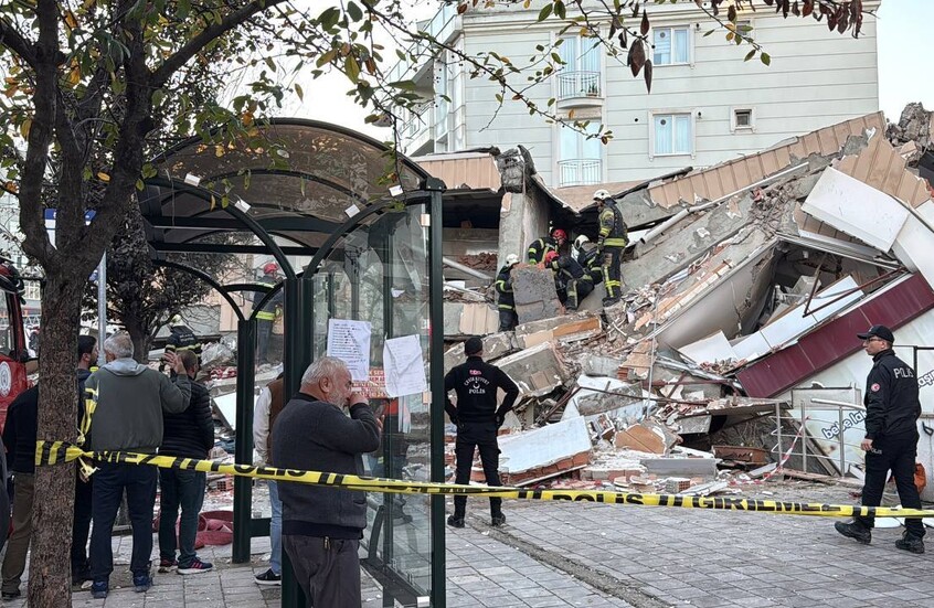 انهيار مبنى مكون من 7 طوابق في "غبزة" التركية وفرق الإنقاذ تبحث عن ناجين (صور+ فيديو)