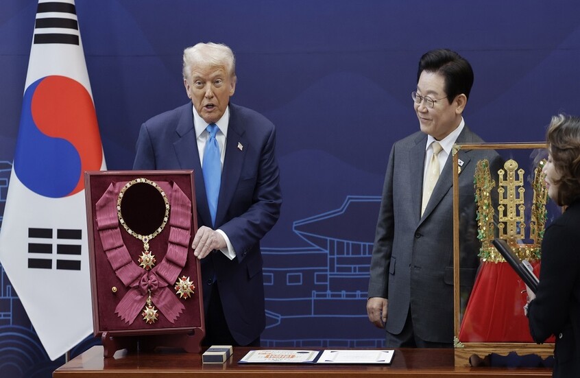 كوريا الجنوبية تكرم ترامب بوسام "عظيم" وتاج يجسد رابطا إلهيا
