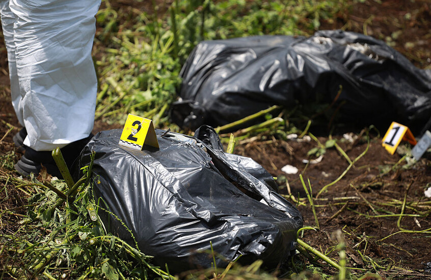 العثور على 48 كيسا تحتوي على بقايا بشرية في مقبرة جماعية قرب غوادالاخارا