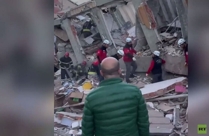 تركيا.. انهيار مبنى من 6 طوابق في إسطنبول