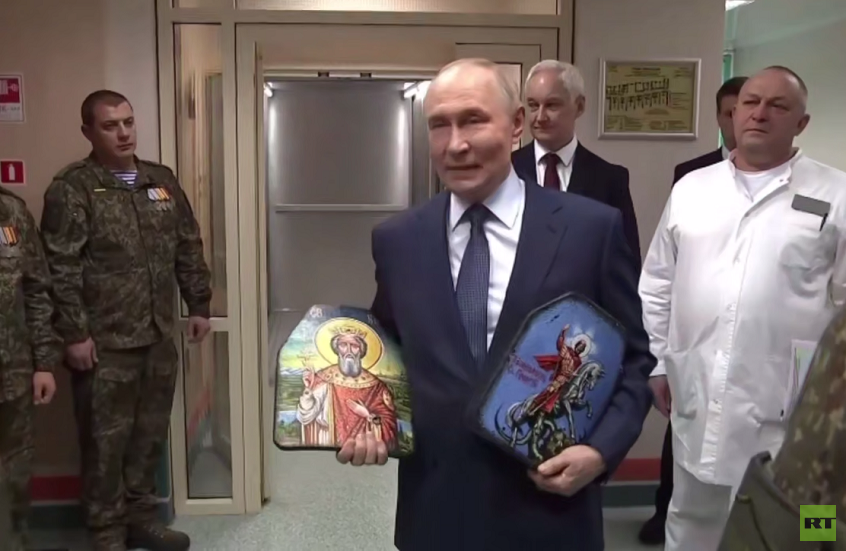 بوتين يزور الجنود الجرحى حاملا أيقونات قدمت له في عيد ميلاده (فيديو)