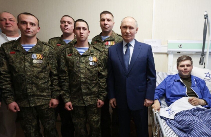 بوتين: بطولة مجموعة جنود روس حرروا جسرا حيويا في أوكرانيا مادة لفيلم سينمائي مشوّق