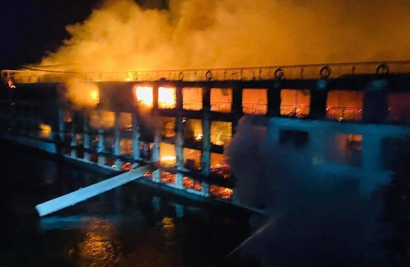 مصر.. بيان بشأن مصير 220 سائحا داخل فندق عائم التهمه النيران