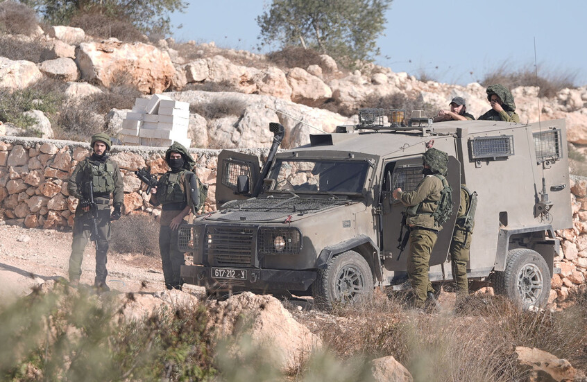 اعتقال حاخام إسرائيلي شهير بتهمة التحريض ضد الفلسطينيين ومستوطنون يحرقون سيارتين ببلدة عطارة (فيديو)