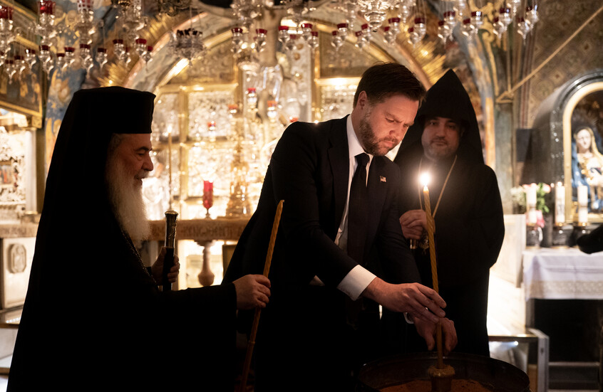 نائب الرئيس الأمريكي يركع وينفجر بالبكاء