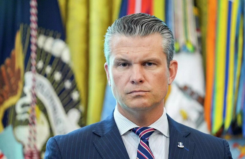 وزير الحرب الأمريكي: بأمر من ترامب استهدفنا بضربة دقيقة سفينة تهرب المخدرات في المحيط الهادئ (فيديو)