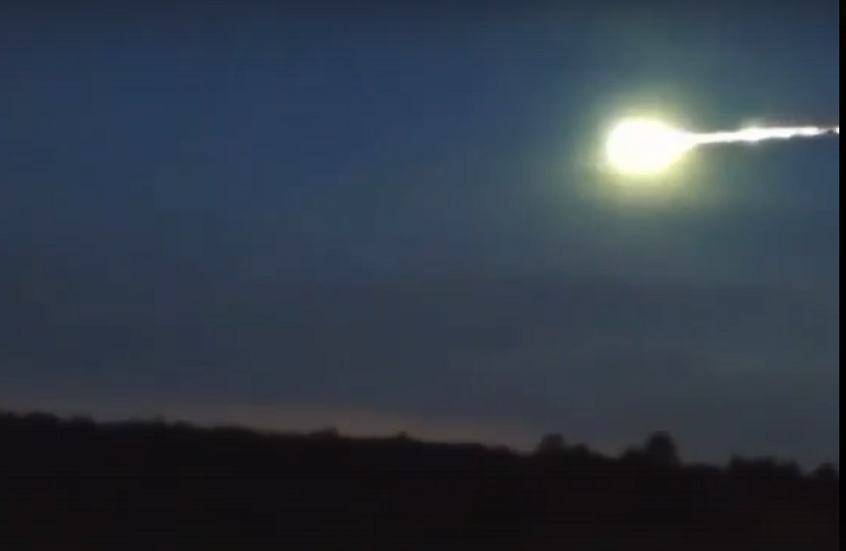 من الشرق إلى الغرب..  مسار غامض لجسم أضاء سماء موسكو.. فما هو؟