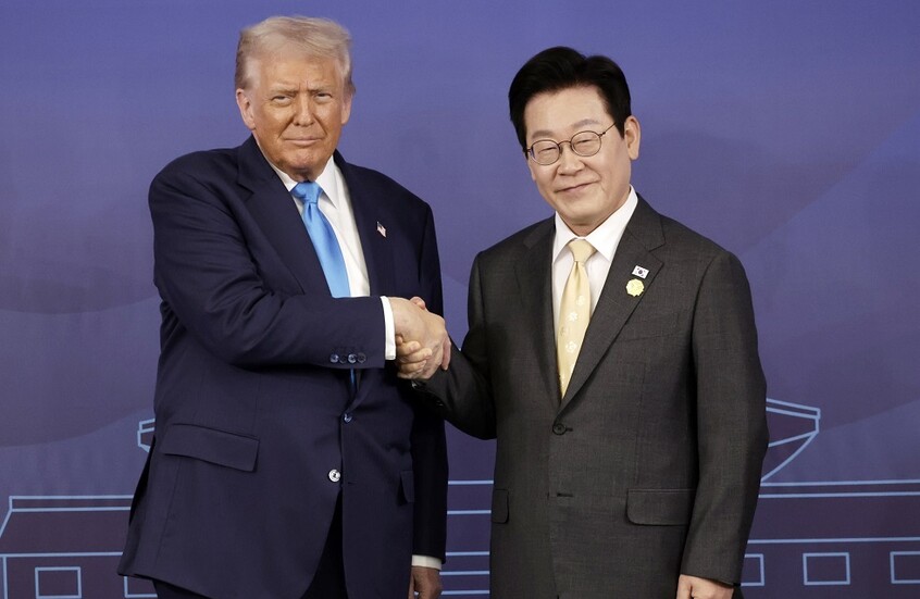 ترامب يهدي رئيس كوريا الجنوبية مضرب بيسبول وكرة (صورة)