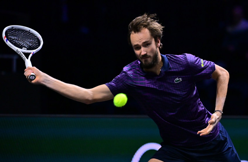 مدفيديف يبلغ دور الـ16 في باريس دون رفع مضربه!