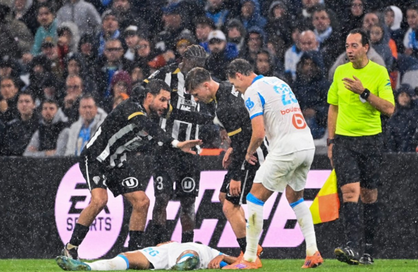 انهار بشكل مفاجئ دون أي احتكاك.. المغربي بلال ندير يثير الذعر في الدوري الفرنسي (فيديو)