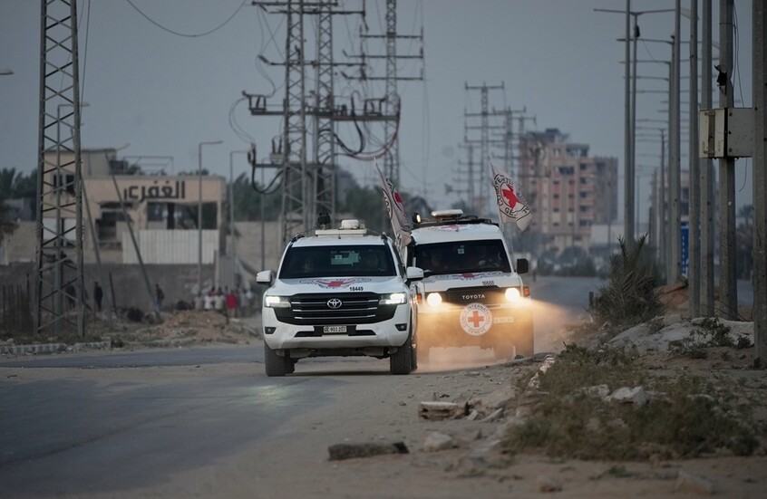 إسرائيل تعلن تسلم جثتي رهينتين متوفيين من الصليب الأحمر في غزة