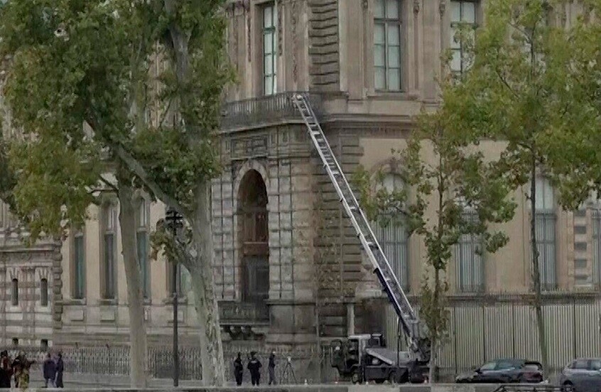 "لو فيغارو": إدارة متحف اللوفر وشرطة باريس تتراشقان الاتهامات حول السرقة