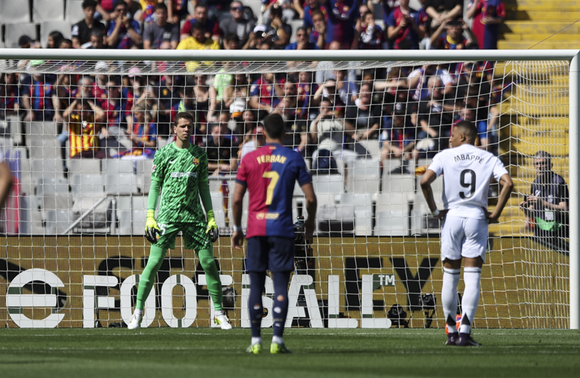 تشيزني يكشف سر تصديه لركلة جزاء مبابي في مباراة الكلاسيكو