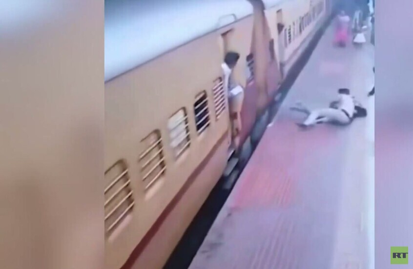 الهند.. شرطي ينقذ فتاة كاد القطار يسحقها