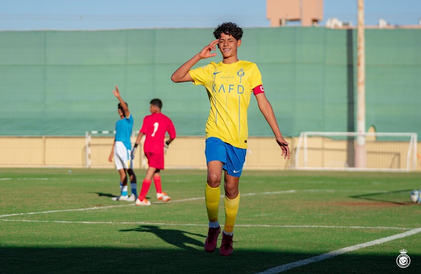 على غرار والده وصلاح وميسي.. كريستيانو جونيور يظهر بسيارة فاخرة (صورة)