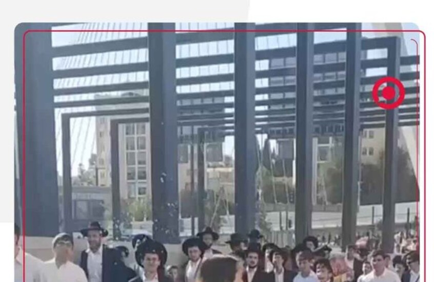 مراسلة قناة 12 الإسرائيلية تتعرض للضرب بعبوات المياه من قبل المتظاهرين الحريديم