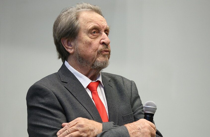 والد إيلون ماسك: زيلينسكي "نكتة شريرة"!