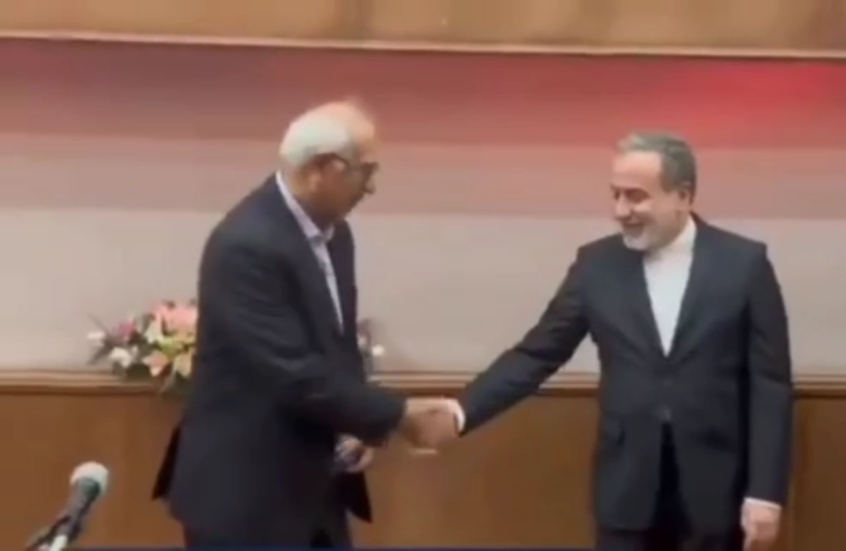 "حاول تقبيل يده".. موقف مؤثر من وزير الخارجية الإيراني تجاه أستاذه يثير إعجابا وتفاعلا (فيديو)