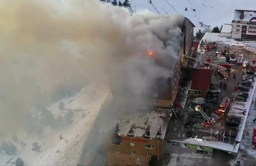 تركيا اليوم تركيا.. السجن المؤبد لـ 11 شخصا في قضية حريق فندق بمنتجع للتزلج في جبال بولو (فيديو) تركيا.. السجن المؤبد لـ 11 شخصا في قضية حريق فندق بمنتجع للتزلج في جبال بولو (فيديو)