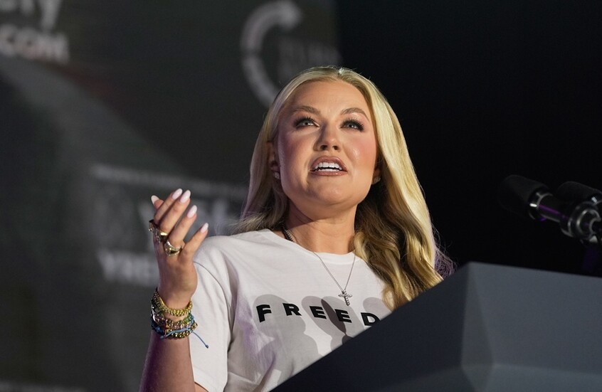 عناق حار بين أرملة كيرك ونائب ترامب يشعل مواقع التواصل (صور وفيديو)