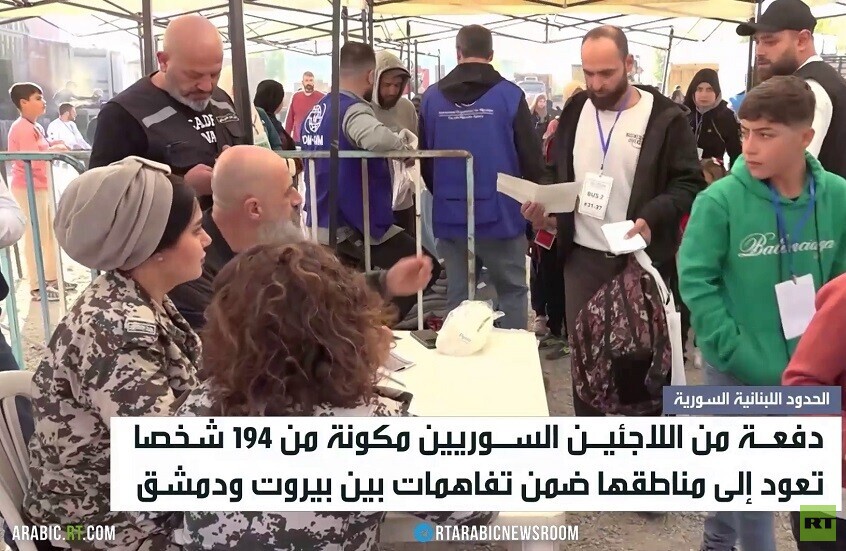 لاجئون سوريون يعودون من لبنان