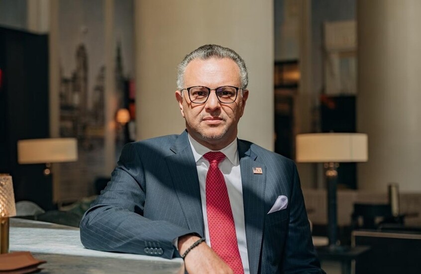 مستشار ترامب يرحب بتمديد ولاية "المينورسو" في الصحراء الغربية ويشيد بخطاب الملك محمد السادس