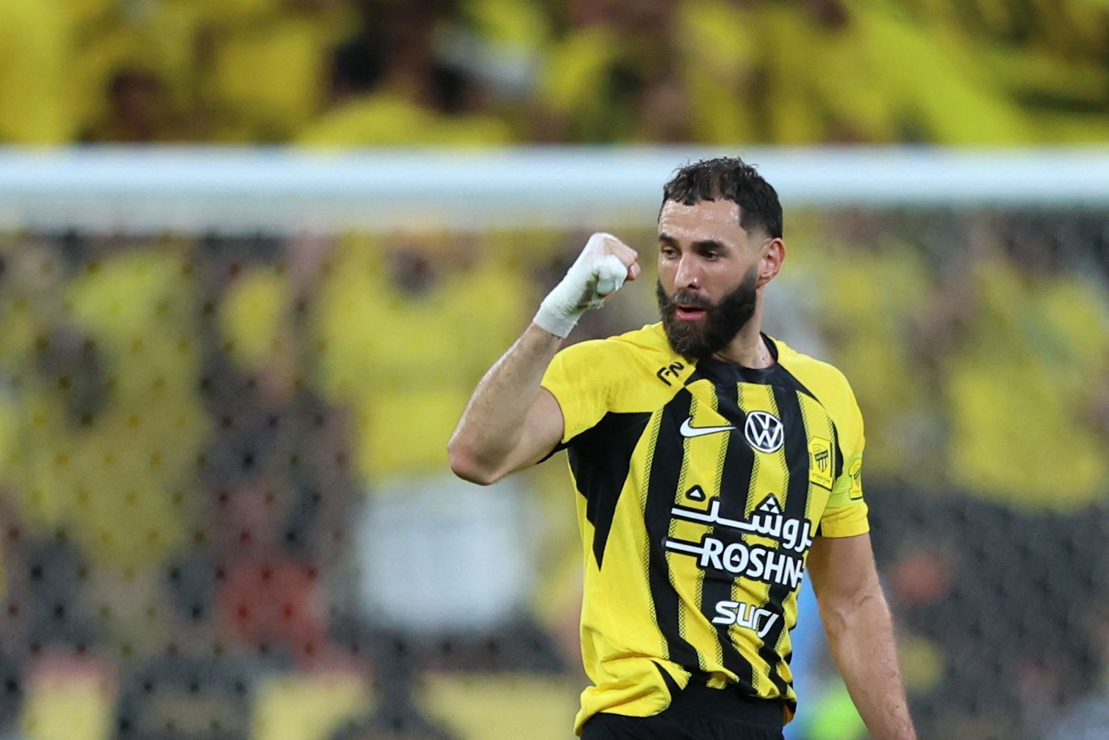 ضحكات بنزيما تشعل الغضب.. وأزمة الاتحاد السعودي تتفاقم آسيويا