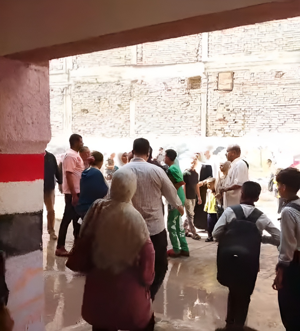 "ضربوه بالأحذية".. فيديو اعتداء على معلم يشعل غضبا في مصر