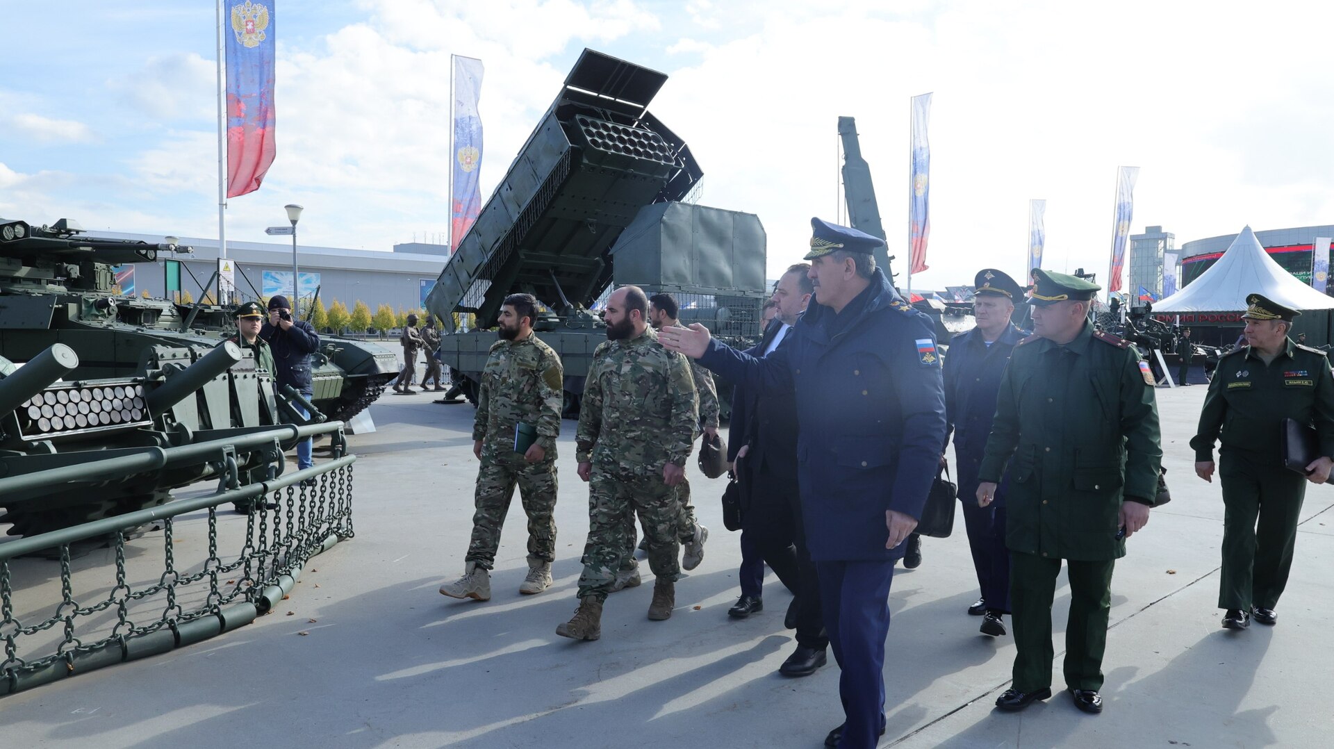 نشر صورة مع "S-400" الروسية.. مدير الاتصال بالدفاع السورية: اليوم في روسيا وغدا في سوريا