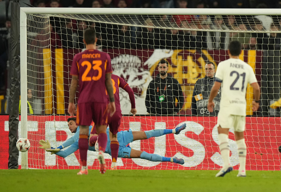في مشهد نادر.. حارس تركي يتصدى لثلاث ركلات جزاء متتالية أمام روما بالدوري الأوروبي (فيديو)