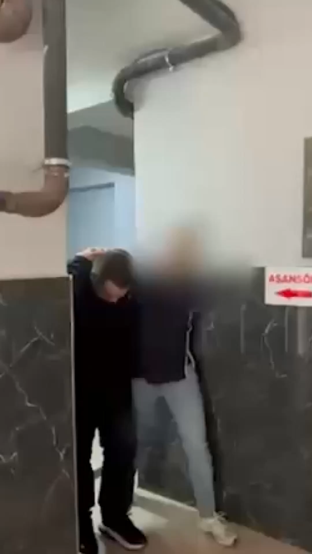 تركيا اليوم عنصر جديد في قبضة الأمن.. تطورات جديدة في قضية "جاسوس الموساد" بتركيا (صور + فيديو) عنصر جديد في قبضة الأمن.. تطورات جديدة في قضية "جاسوس الموساد" بتركيا (صور + فيديو)