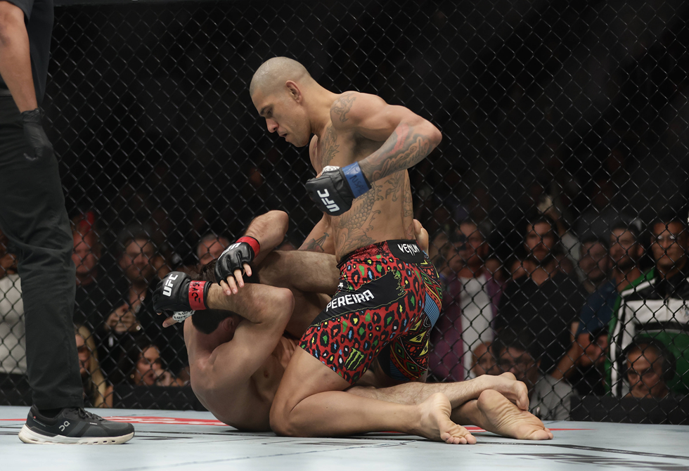 بيريرا يطيح بمنافسه أنكالاييف بالضربة القاضية ويستعيد حزام بطل اتحاد "UFC" (فيديو)