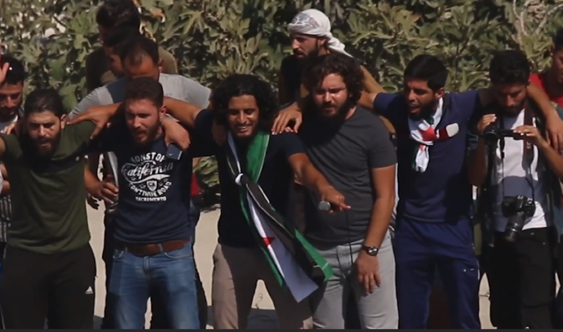 لفتة إنسانية من وزير الصحة السوري تجاه والدة "منشد الثورة"