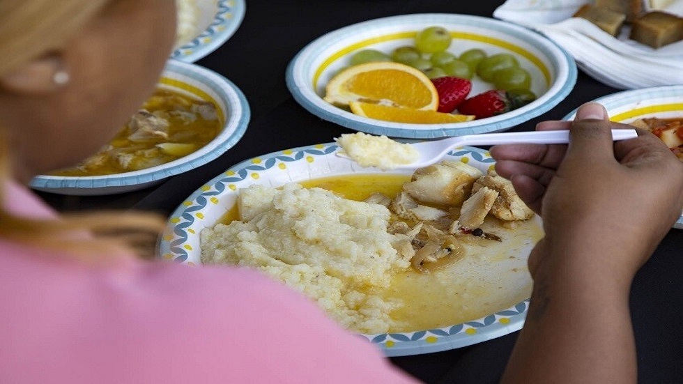 أطعمة تسهل عملية الهضم بعد الإفراط في الطعام