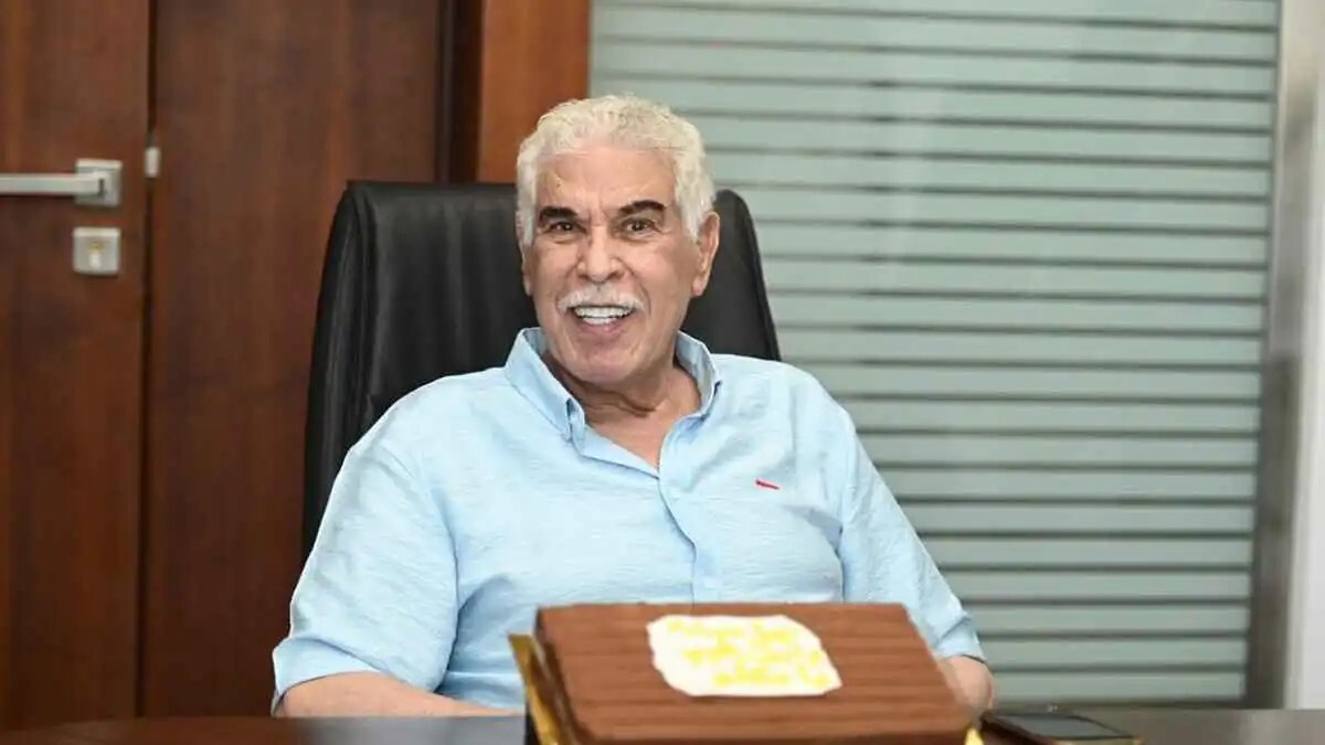الخطيب يزور حسن شحاته في المشفى (صورة)
