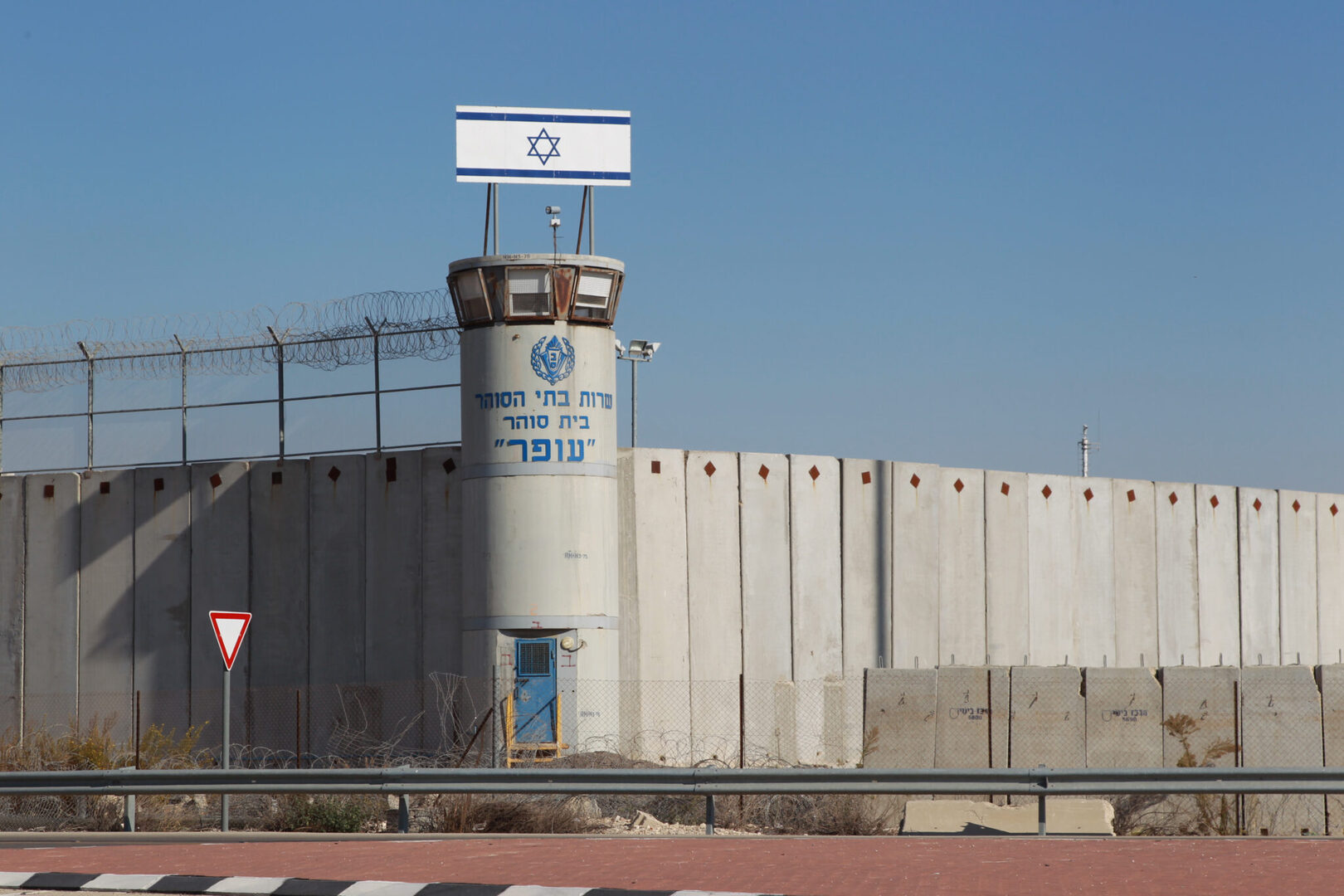 قيادات فلسطينية في سجون إسرائيل تشعل مفاوضات وقف حرب غزة.. ماذا يعرف عنهم؟