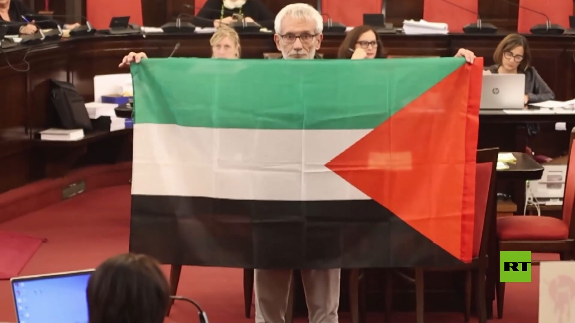 إيطاليا.. احتجاجات داخل قاعة مجلس مدينة ميلانو بعد فشل إنهاء التوأمة مع تل أبيب