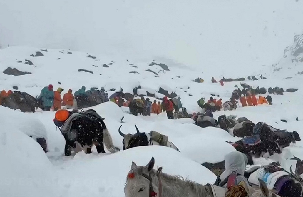 إنقاذ نحو 900 شخص حوصروا بعاصفة ثلجية قرب جبل إيفرست في الصين (فيديو)